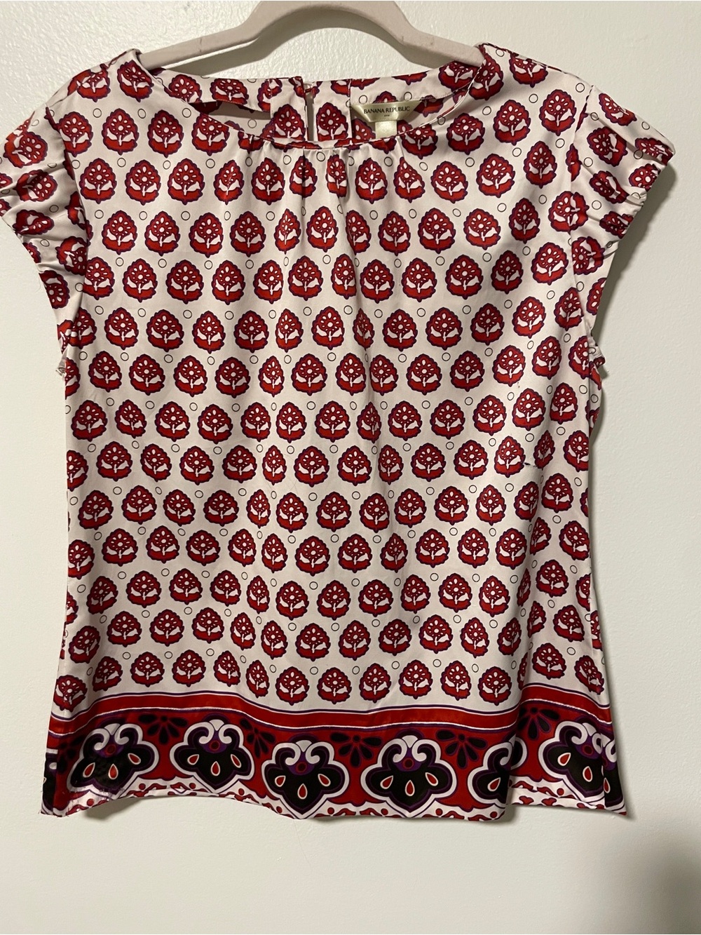 Banana Republic Cap Sleeve Top Satiny Blouse geometric pattern Red and White